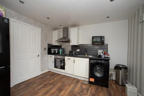 4 bedroom flat for sale, Bradford Road, Tingley WF3