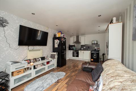 4 bedroom flat for sale, Bradford Road, Tingley WF3