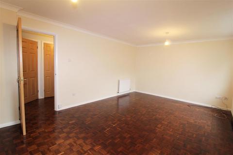 4 bedroom detached house to rent, York Road, Cheam, Sutton