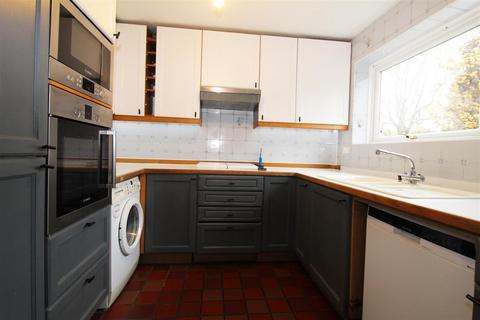 4 bedroom detached house to rent, York Road, Cheam, Sutton