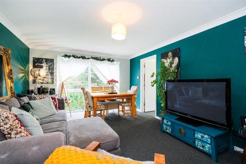 2 bedroom flat for sale, Ronver Lodge, Chingford