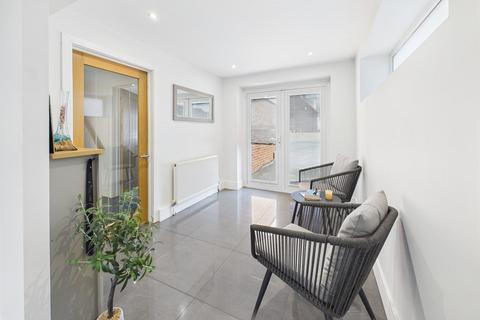 6 Burleigh Croft, Hucclecote, Gloucester, GL3 3DP