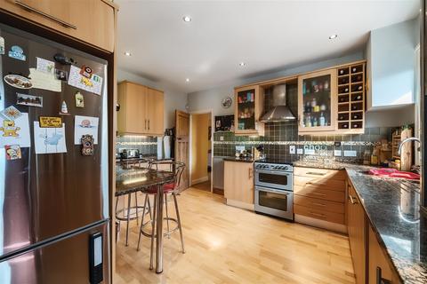 3 bedroom chalet for sale, Davis Street, Hurst, Berkshire, RG10 0TH