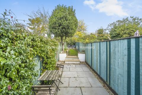 2 bedroom flat to rent, Blackshaw Road London SW17