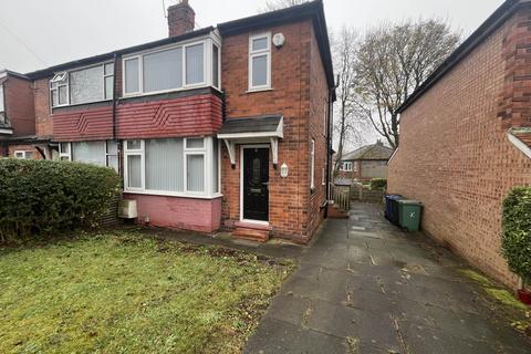 3 bedroom semi-detached house to rent, Agecroft Road West, Manchester