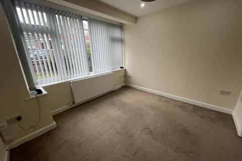 3 bedroom semi-detached house to rent, Agecroft Road West, Manchester