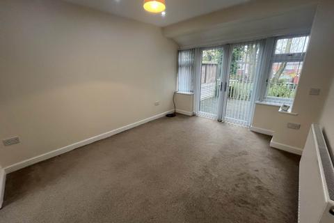 3 bedroom semi-detached house to rent, Agecroft Road West, Manchester