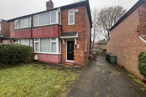 3 bedroom semi-detached house to rent, Agecroft Road West, Prestwich
