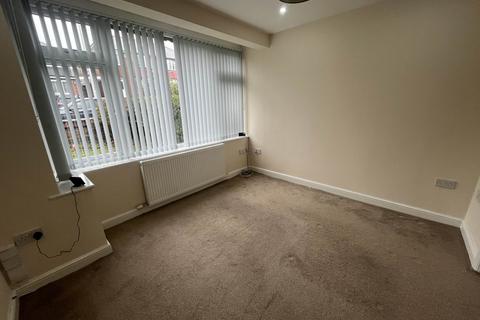 3 bedroom semi-detached house to rent, Agecroft Road West, Prestwich