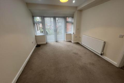 3 bedroom semi-detached house to rent, Agecroft Road West, Prestwich