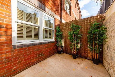 2 bedroom ground floor flat to rent, Uverdale Road, Chelsea, SW10