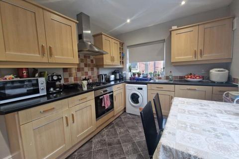 2 bedroom maisonette to rent, Heathfield, London E4