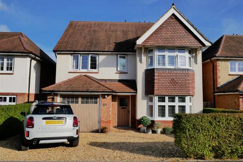 4 bedroom detached house for sale, Cherhill Way, Calne