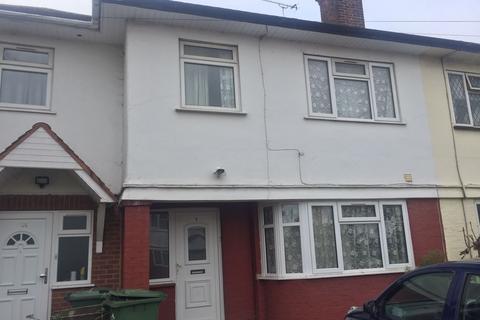 4 bedroom terraced house to rent, Welwyn Way, Hayes