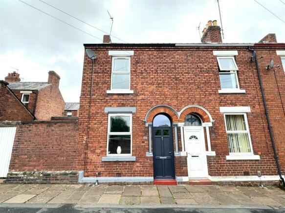 Beautifully presented 2 bed mid terrace home to r