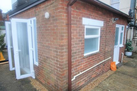 1 bedroom flat to rent, Bargates, Christchurch,