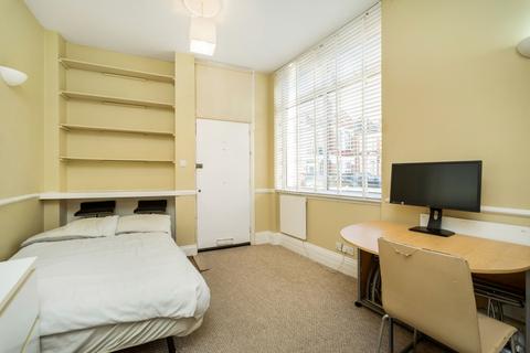 Studio to rent, Munster Road London SW6