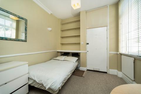 Studio to rent, Munster Road London SW6