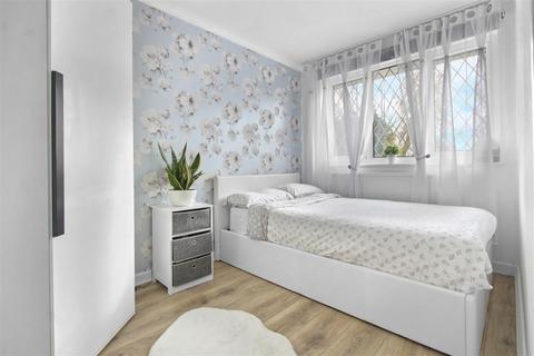 22 Dickson, Cheshunt, Waltham Cross, EN7 6HD
