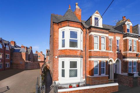 4 bedroom terraced house for sale, Bernard Street, Carrington NG5