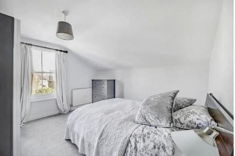 2 bedroom flat for sale, Broomwood Road, Battersea