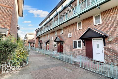 2 bedroom maisonette for sale, Tiptree Crescent, Clayhall