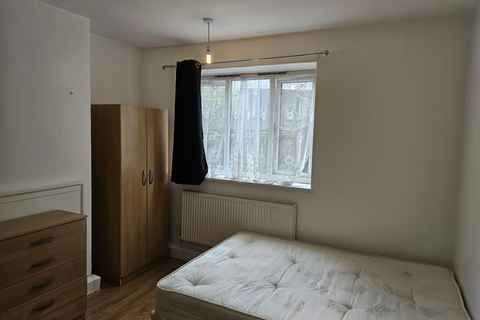 1 bedroom in a house share to rent, St. John's Drive, London SW18