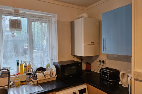 1 bedroom in a house share to rent, St. John's Drive, London SW18