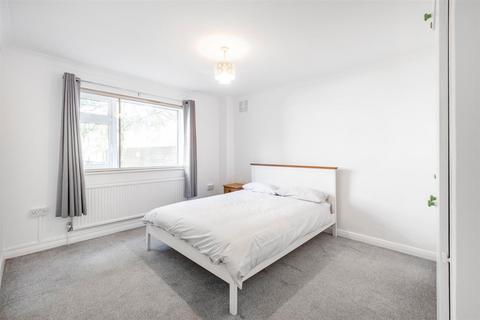 3 bedroom flat to rent, Queens Gate Gardens, London