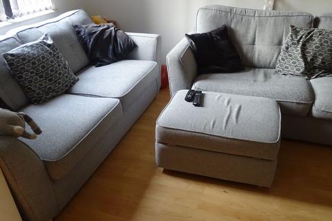 2 bedroom terraced house to rent, Cubbit Square, London, UB2.