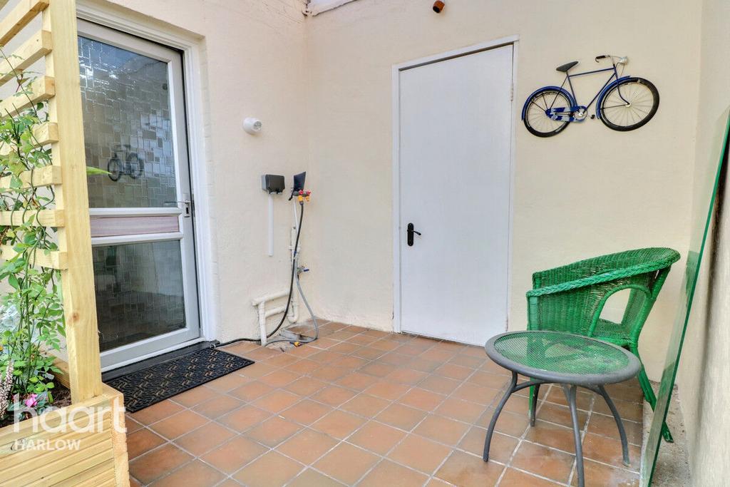 https://media.onthemarket.com/properties/16146185/1518715982/image-14-1024x1024.jpg