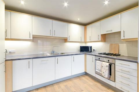 2 bedroom apartment to rent, High Street, Banstead