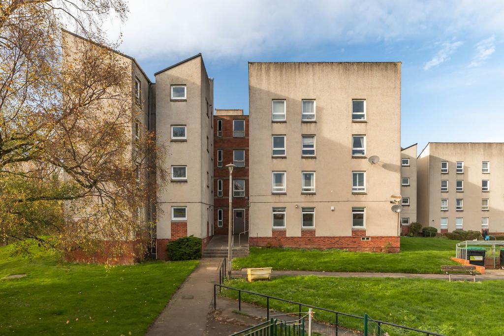 Kingsknowe Court, Edinburgh EH14 2 bed ground floor flat - £145,000