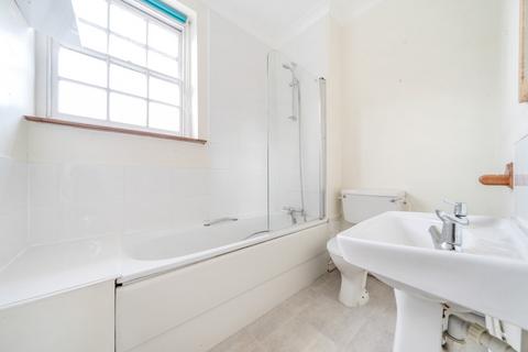 2 bedroom flat for sale, Bell House, Headley Close, Alresford, Hampshire, SO24