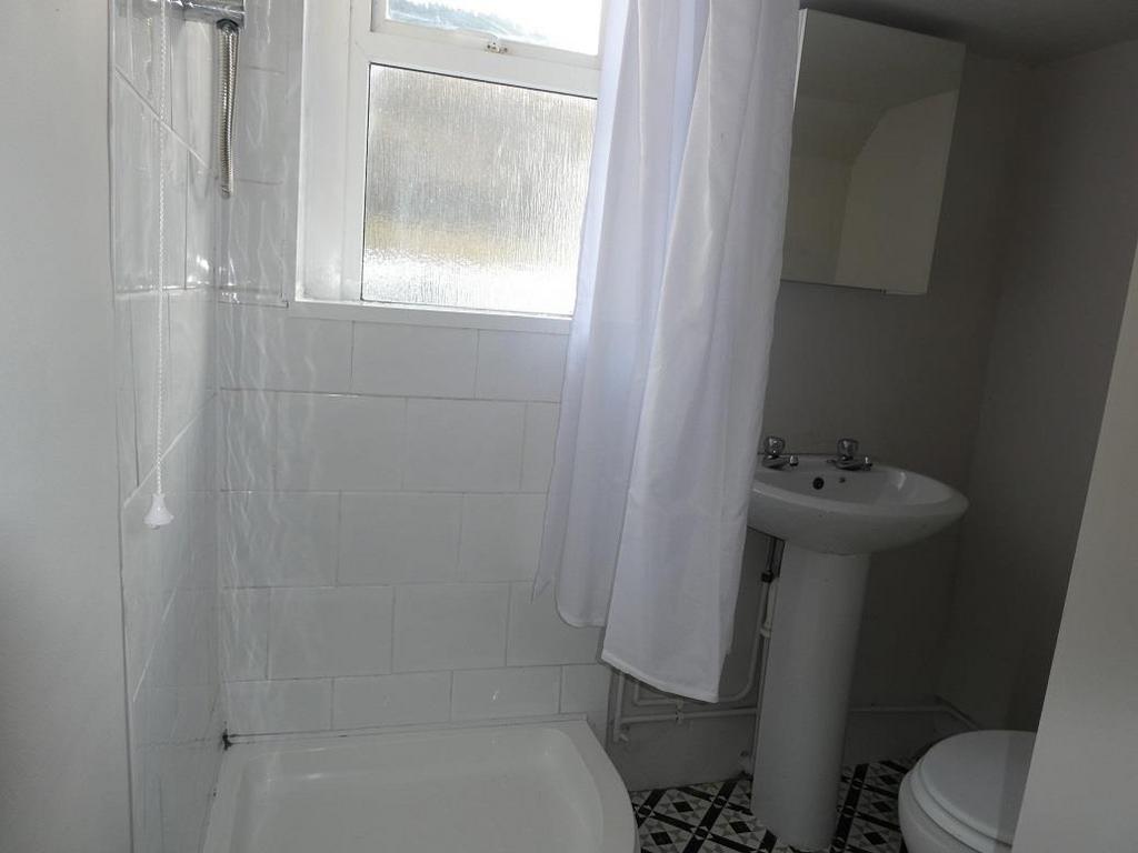 Shower room (L shaped)