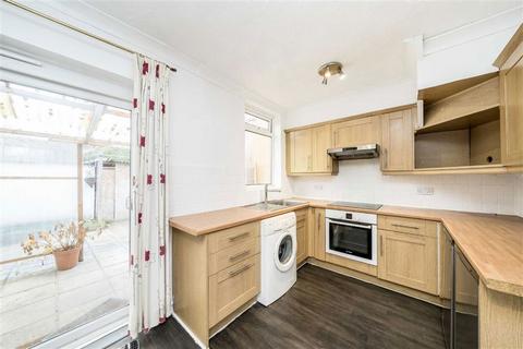 3 bedroom house to rent, Jevington Way, London SE12