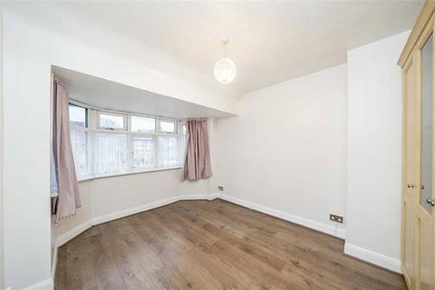 3 bedroom house to rent, Jevington Way, London SE12