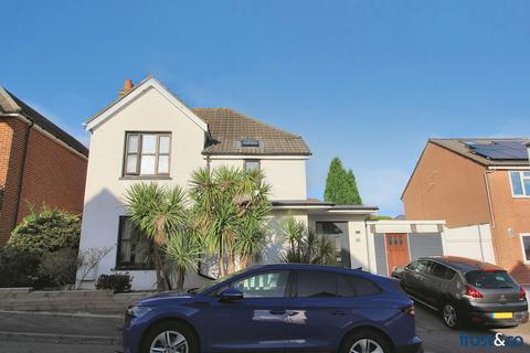 3 bedroom detached house to rent, Phyldon Road, Poole