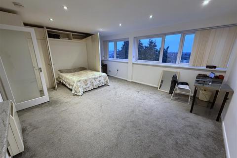 undefined, Maidstone Road, London N11