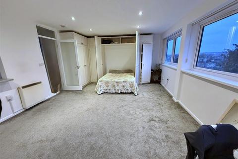 undefined, Maidstone Road, London N11