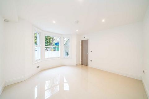 3 bedroom flat for sale, Cardigan Road, Richmond TW10