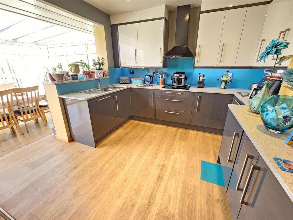 Kitchen 1.jpg