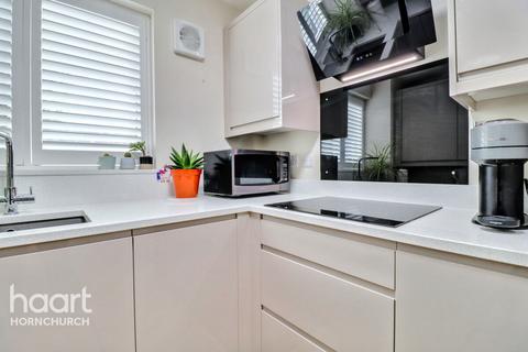 2 bedroom flat for sale, Naunton Way, Hornchurch