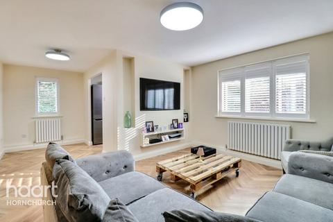 2 bedroom flat for sale, Naunton Way, Hornchurch