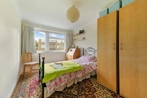 16, Briavels Court Downs Hill Road, Epsom, KT18 5HP