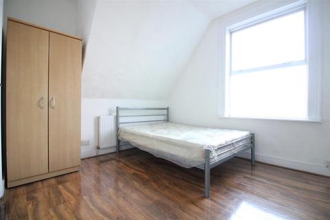 Studio to rent, Hanger Lane, London