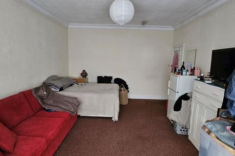 1 bedroom house of multiple occupation to rent, Elmwood Avenue, Harrow HA3