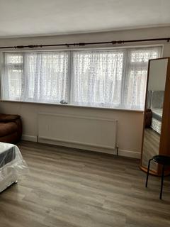 1 bedroom in a house share to rent, Bedford Avenue, Hayes UB4