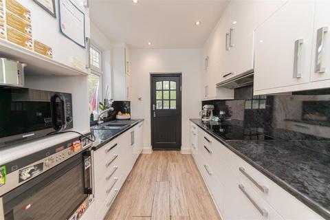 5 bedroom semi-detached house to rent, Holders Hill Road, Hendon, London