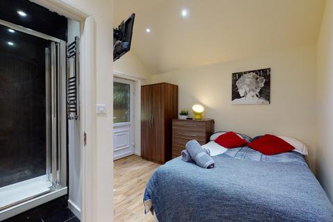 Studio to rent, Saint Pauls Avenue